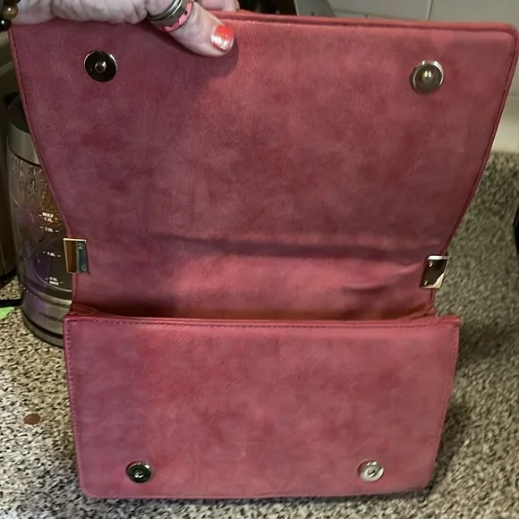 NWOT! BEBE LUCY MINI QUILTED W/ GOLD CHAIN CROSSBODY SLING BAG IN CRANBERRY! - Picture 5 of 13